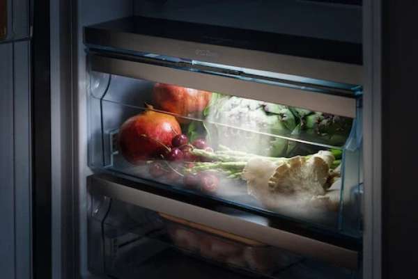 Miele K 7777 B mit FlexiLight2.0 und PerfectFresh Active -aktive Befeuchtung für beste Frische.